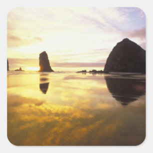 Pegatina Cuadrada N.A., EE. UU., Oregón, Atardecer en Cannon Beach c