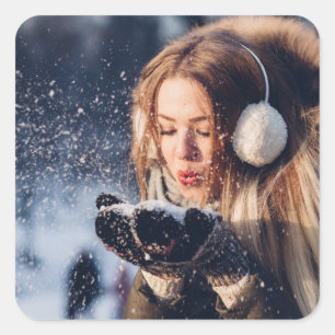 Pegatina Cuadrada Navidades Chica de invierno sopla nieve en su mano