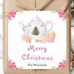 Pegatina Cuadrada Navidades de vacaciones Tea Pink Merry Christmas<br><div class="desc">Este pegatina divertido y festivo puede ser personalizado con su nombre, relación o título. Cuenta con una tetera acuática y galletas de pan de jengibre. En las esquinas hay hermosas flores rosa de la cinsettia. El texto combina guiones manuscritos y sans serif para un estilo elegante y moderno. Esto es...</div>