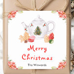 Pegatina Cuadrada Navidades de vacaciones Tea Red Merry Christmas<br><div class="desc">Este pegatina divertido y festivo puede ser personalizado con su nombre, relación o título. Cuenta con una tetera acuática y galletas de pan de jengibre. En las esquinas hay hermosas flores rojas de la poinsettia. El texto combina guiones manuscritos y sans serif para un estilo elegante y moderno. Esto es...</div>