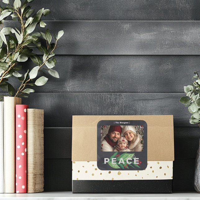 Pegatina Cuadrada Negro y verde moderno con paz Holly Berry (Square Peace Christmas Photo Sticker)