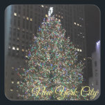Pegatina Cuadrada New York City Rockefeller Center Christmas Tree NY<br><div class="desc">Presenta una fotografía original en color del árbol de Navidad del Rockefeller Center. Fotografía en Manhattan, Nueva York. En esta tienda también hay muchas otras fotografías de la ciudad de Nueva York y de la naturaleza. ¿No ves exactamente lo que buscas? Contacte con Rebecca para tener un producto personalizado sólo...</div>
