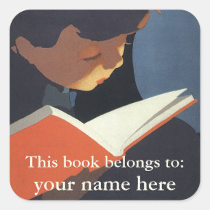 Pegatina Cuadrada Niño de la época leyendo un libro de la biblioteca