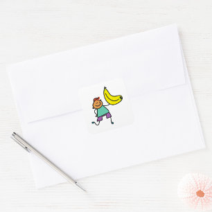 Pegatina Cuadrada Niño Juguetón Sosteniendo un Gran Plátano Amarillo