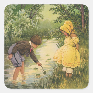 Pegatina Cuadrada Niños Antiguos, Niño y Niña Jugando junto al Arroy