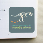 Pegatina Cuadrada Niños Blue This Book Pertenece a niños de dinosaur<br><div class="desc">El diseño de esta placa de biblioteca "este libro pertenece" de este chico genial incluye un fósil de dinosaurios t-Rex, y tiene lugar para que le agregues el nombre de tus hijos en una tipografía encantadora. Perfecto para el regreso de su hijo a los suministros escolares. Consulte el resto de...</div>
