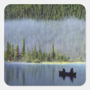 Pegatina Cuadrada Niños pescando en canoa con niebla en