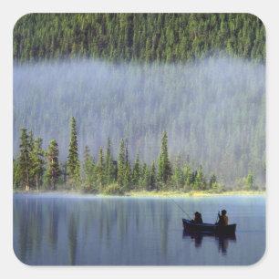 Pegatina Cuadrada Niños pescando en canoa con niebla en