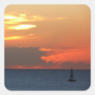 Pegatina Cuadrada Nubes de atardecer y navegación marítima
