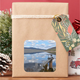 Pegatina Cuadrada Nubes del lago Bellfield sobre el agua residual