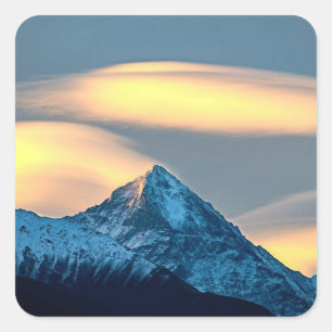 Pegatina Cuadrada Nubes únicas sobre montañas cubiertas de nieve