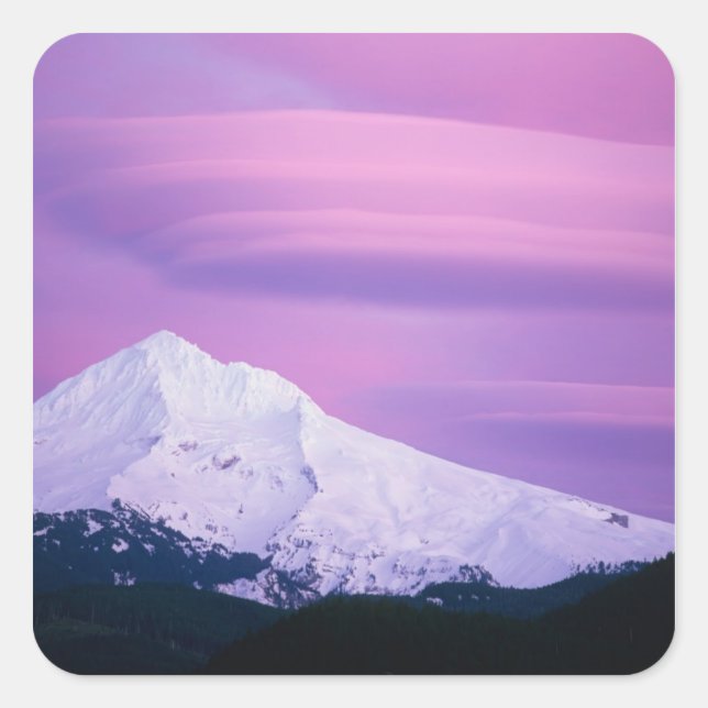 Pegatina Cuadrada Nubes violetas profundas rodean el Monte Hood, en (Anverso)