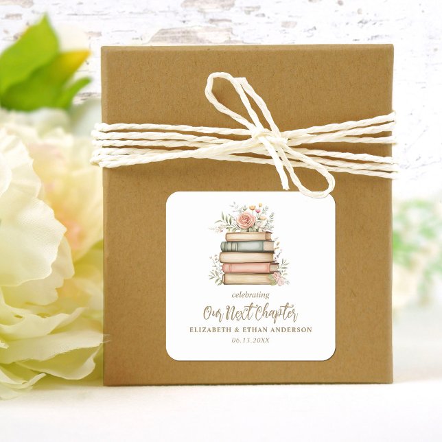 Pegatina Cuadrada Nuestro siguiente Fiesta de Baby Shower en un libr (Our Next Chapter, books for Baby, baby shower favor sticker.
)