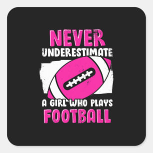 Pegatina Cuadrada Nunca Subestimes A Un Chica Que Juega Fútbol