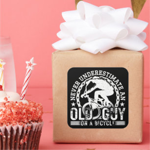 Pegatina Cuadrada Nunca Subestimes A Un Viejo En Una Bicicleta Graci