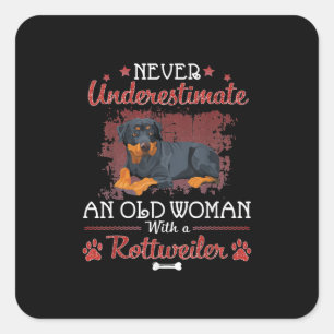 Pegatina Cuadrada Nunca Subestimes A Una Vieja Con Un Rottweiler