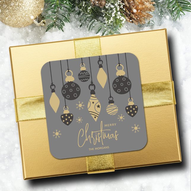 Pegatina Cuadrada Ornamentos navideños de moda en gris (Chic black and gold Christmas tree ornaments on grey square 3" sticker (1-1/2" available, too))