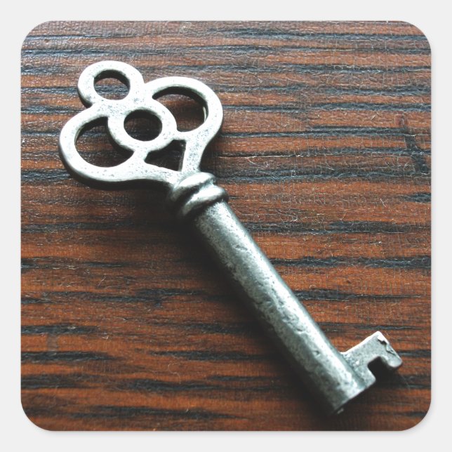 Pegatina Cuadrada Ornate Key en una caja de madera (Anverso)