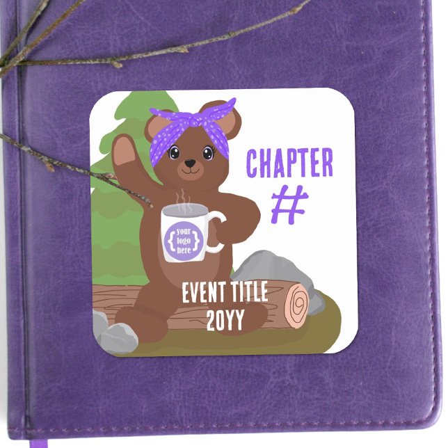 Pegatina Cuadrada Oso de camping, club juvenil de Chicas de Bandana  (teddy bear scout camping camp cabin purple logo girls troop club sticker party favor branded label)
