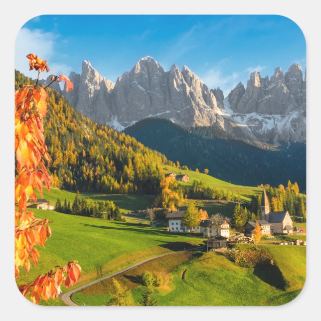 Pegatina Cuadrada Otoño en un paisaje Dolomita con iglesia (Anverso)