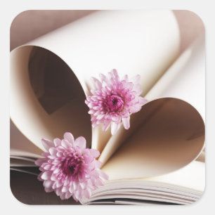 Pegatina Cuadrada Páginas de un libro hecho en forma de corazón