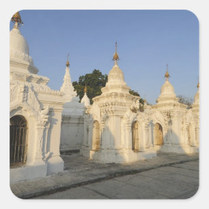 Pegatina Cuadrada Pagoda Kuthodaw en Mandalay, conocida como