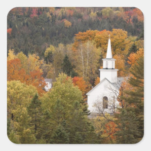 Pegatina Cuadrada paisaje de otoño con iglesia, Vermont, EE. UU.