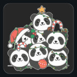 Pegatina Cuadrada Panda Christmas Tree Funny Animal Navidad Square<br><div class="desc">Los pandas parecen un árbol de Navidad. Con luces de hadas y gorras de Santa,  son perfectos para los Navidades. Todos los amantes del panda están contentos con los animales bonitos para las vacaciones de invierno.</div>
