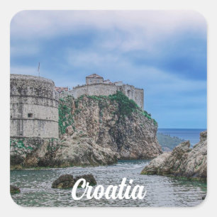 Pegatina Cuadrada Paredes de fortaleza, costa rocosa y mar en Croaci