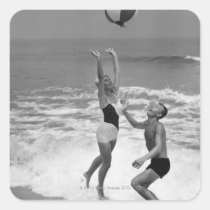 Pegatina Cuadrada Pares que juegan con un Beachball
