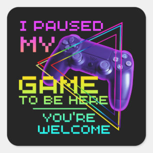 PEGATINA CUADRADA PAUSÉ MI JUEGO PARA ESTAR AQUÍ DE NADA