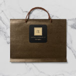 Pegatina Cuadrada Pegatinas de negocios de monogramas dorados y negr<br><div class="desc">Personalizar el color de fondo de este pegatina con un simple monograma. Cambie el color del texto monograma/inicial para que coincida con el color de fondo. La plaza de oro no es personalizable. Haga clic en "Personalizar" y utilice las muestras de la derecha para cambiar el color de fondo. La...</div>