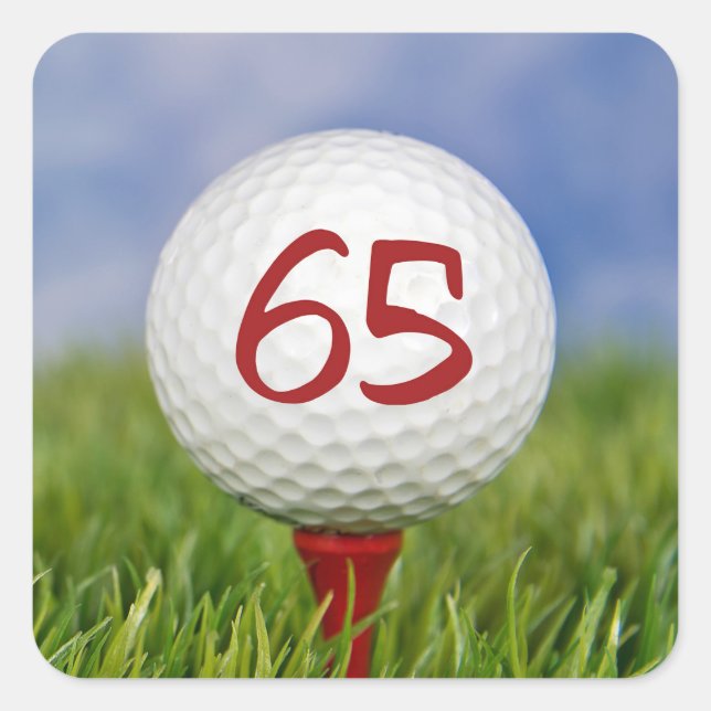 Pegatina Cuadrada pelota de golf en tee rojo cumpleaños 65 (Anverso)