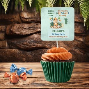 Pegatina Cuadrada Pequeño niño de dinosaurio lindo primer Fiesta de 