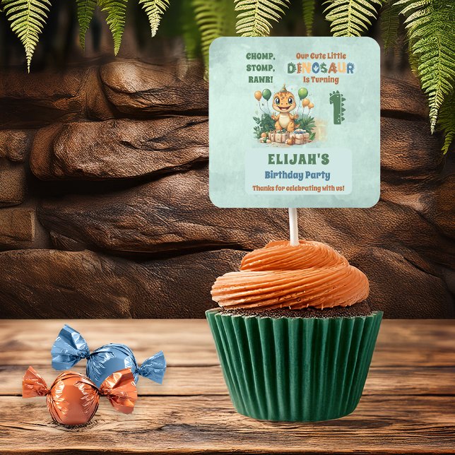 Pegatina Cuadrada Pequeño niño de dinosaurio lindo primer Fiesta de  (Cute Little Dinosaur Boy 1st Birthday Party Square Favor Sticker)