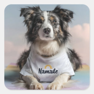 Pegatina Cuadrada Perro lindo en una camiseta "Namaste" en una alfom