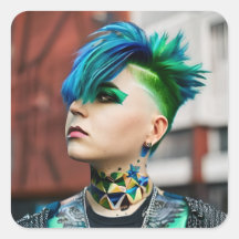 Persona transgénero con Mohawk azul y verde