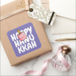 Pegatina Cuadrada Personalizable Feliz Hanukkah<br><div class="desc">Una vela rosa dulce y divertida con el diseño "Hanukkah feliz". Personalizable y diseño editable. Usa tus propias palabras,  el color de fondo preferido e incluso tu propia elección de fuentes disponibles en la tienda. Disfrute de un ambiente agradable y kawaii con un ilustracion personalizado.</div>