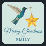 Pegatina Cuadrada Personalizado Merry Christmas Hummingbird Square P<br><div class="desc">pegatina navideño personalizado Merry con un colibrí a la parrilla con un adorno de estrellas. Solo agrega tu nombre. El estilo de letra y el tamaño de la fuente pueden cambiarse haciendo clic en "Editar usando la herramienta de diseño".</div>
