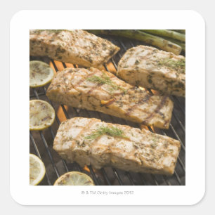 Pegatina Cuadrada Pescado y espárragos cocinando a la parrilla