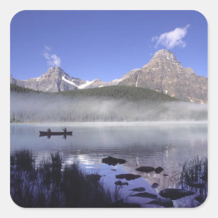 Pegatina Cuadrada Pescadores en canoa en Waterfowl Lake, Banff