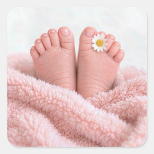 Pegatina Cuadrada Pies de niña con una margarita blanca