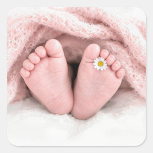 Pegatina Cuadrada Pies de niña con una margarita blanca