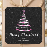 Pegatina Cuadrada Pink and Black Ribbon Tree Merry Christmas<br><div class="desc">Este elegante y moda pegatina de vacaciones puede ser personalizado con su nombre familiar. El diseño incluye un árbol de Navidad de cinta rosa y negra con una estrella. El texto combina el guión manuscrito y las fuentes sans serif modernas para un aspecto elegante y sofisticado. La caída de la...</div>