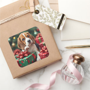 Pegatina Cuadrada Pintura de Navidad de Beagle envolviendo regalos