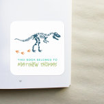 Pegatina Cuadrada Planta de libros para niños de dinosaurios Guay T-<br><div class="desc">El diseño de este genial pegatina de placas de libros "este libro pertenece" de un chico genial presenta un fósil de dinosaurios t-Rex azul marino, y tiene lugar para que añadas el nombre de tus hijos en una tipografía encantadora. Perfecto para el regreso de su hijo a los suministros escolares....</div>