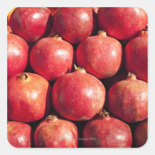Pegatina Cuadrada Pomegranatos en exhibición en el mercado de Carmel