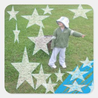 Pegatina Cuadrada Por Anunciar Niño Pequeño Lindo Jugar Parque