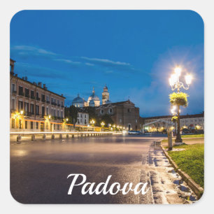 Pegatina Cuadrada Prato della Valle por la noche en Padova, Italia