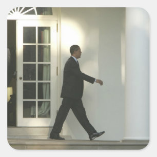 Pegatina Cuadrada Presidente Barack sumido en sus pensamientos mient